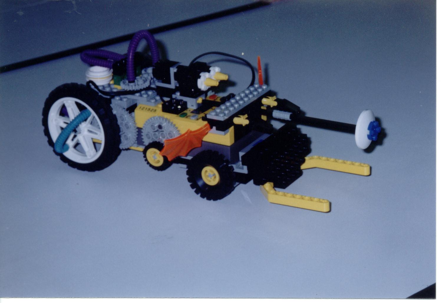 robot1.jpg (126486 bytes)