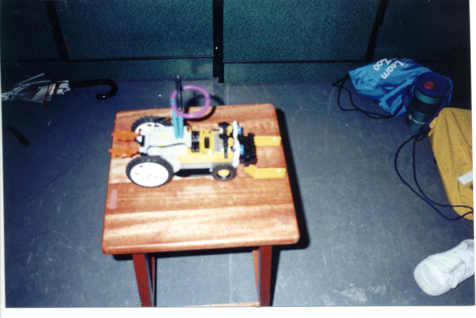 robot4.jpg (223851 bytes)