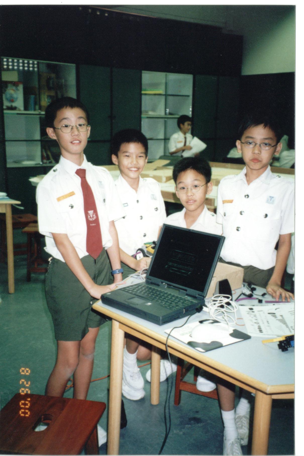 robot8.jpg (238172 bytes)